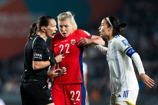 Referee Marie-Soleil Beaudoin, Sophie Román Haug of Norway