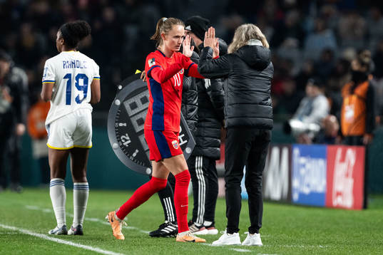 Caroline Graham Hansen of Norway and head coach Hege Riise