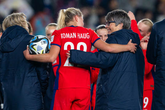Sophie Román Haug and team manager Bente Bratbak of Norway