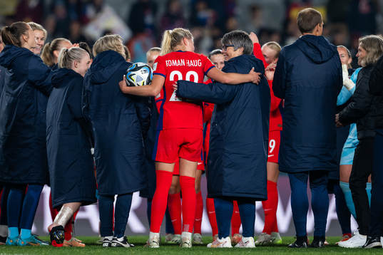Sophie Román Haug and team manager Bente Bratbak of Norway