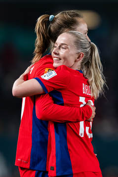 Caroline Graham Hansen of Norway celebrates with teammate