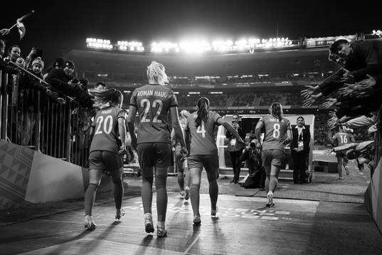 Sophie Román Haug and players of Norway at half-time