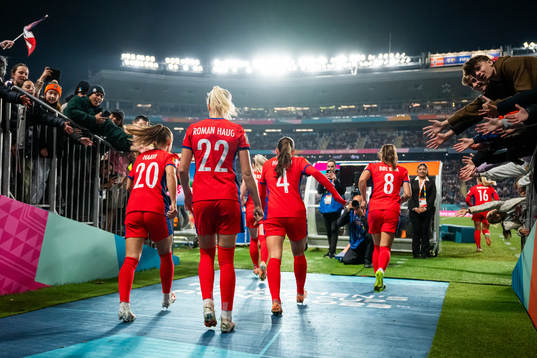 Sophie Román Haug and players of Norway at half-time