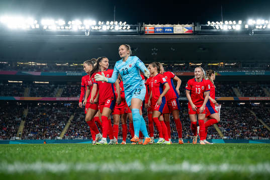Goalkeeper Aurora Mikalsen, Thea Bjelde and players of