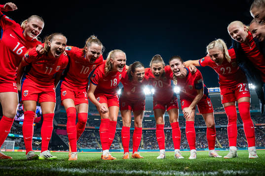 Mathilde Harviken, Guro Reiten, Caroline Graham Hansen,