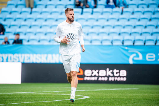 Malmö FFs Pontus Jansson värmer upp innan fotbollsmatchen