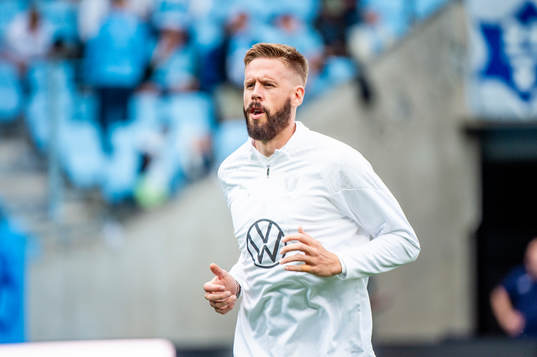 Malmö FFs Pontus Jansson värmer upp innan fotbollsmatchen