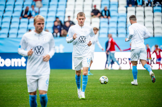 Malmö FFs Sebastian Jörgensen värmer upp innan