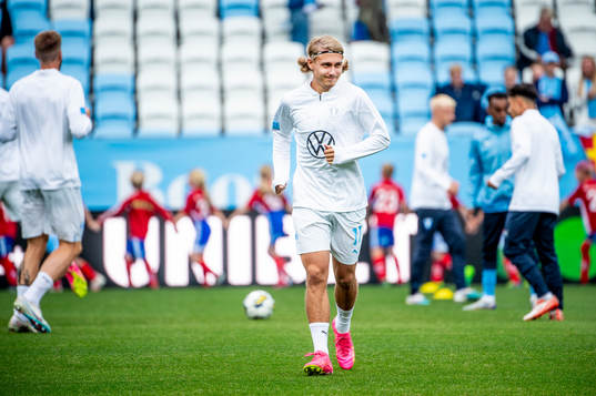 Malmö FFs Sebastian Nanasi värmer upp innan