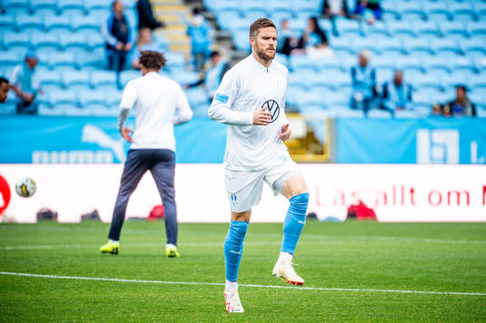Malmö FFs Lasse Nielsen värmer upp innan fotbollsmatchen