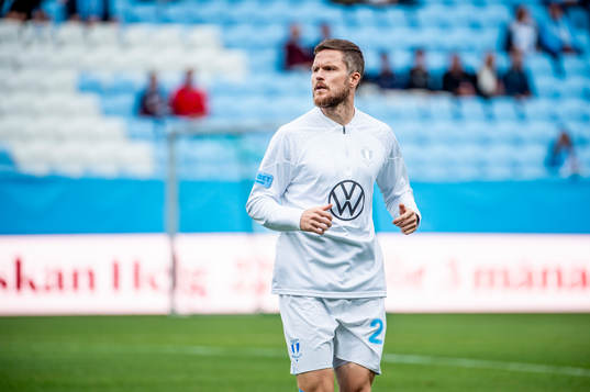 Malmö FFs Lasse Nielsen värmer upp innan fotbollsmatchen