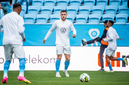 Malmö FFs Gabriel Busanello värmer upp innan