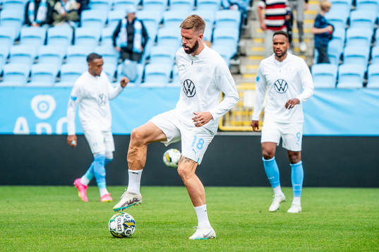 Malmö FFs Pontus Jansson värmer upp innan fotbollsmatchen