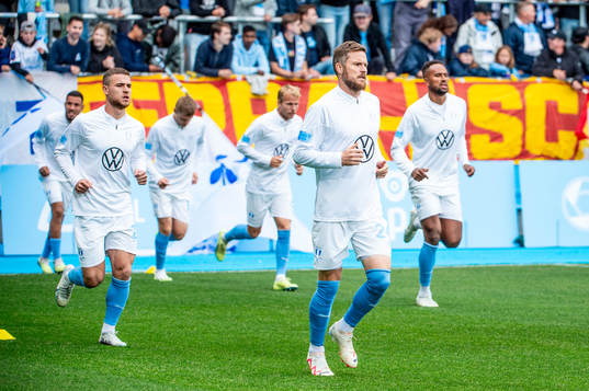 Malmö FFs Lasse Nielsen värmer upp med lagkamraterna