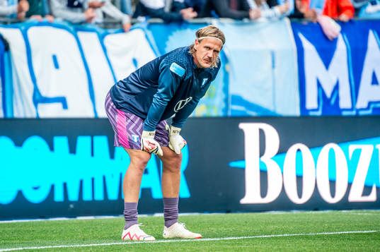 Malmö FFs målvakt Johan Dahlin värmer upp innan