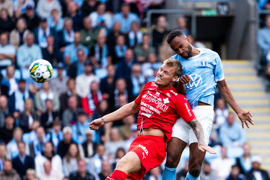 Värnamos Victor Eriksson och Malmö FFs Isaac Kiese Thelin