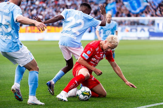 Malmö FFs Gabriel Busanello och Taha Ali mot Värnamos
