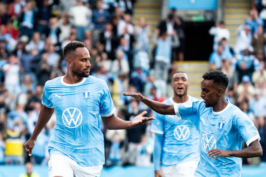 Malmö FFs Isaac Kiese Thelin och Taha Ali jublar