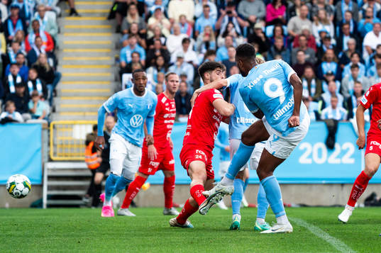 Värnamos Emin Grozdanic och Malmö FFs Isaac Kiese Thelin