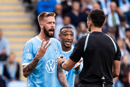Malmö FFs Pontus Jansson och Derek Cornelius diskuterar