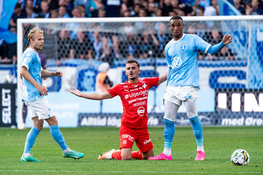 Malmö FFs Oscar Lewicki och Derek Cornelius mot Värnamos