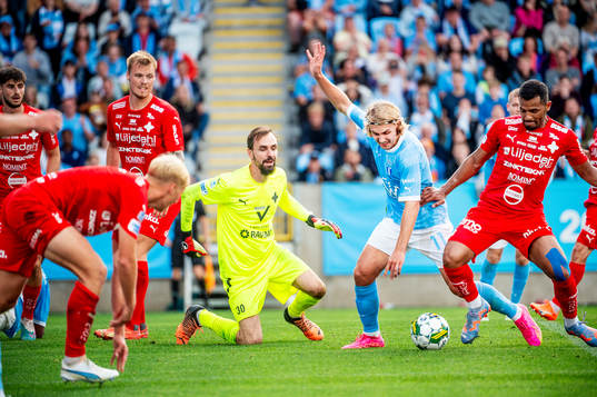 Malmö FFs Sebastian Nanasi mot Värnamos målvakt Pilip