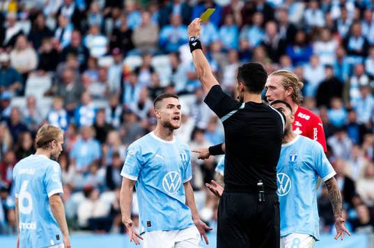 Malmö FFs Gabriel Busanello får gult kort av domare Adi