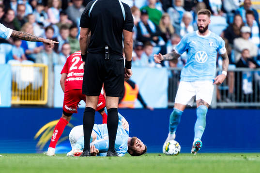 Malmö FFs Lasse Nielsen har ont