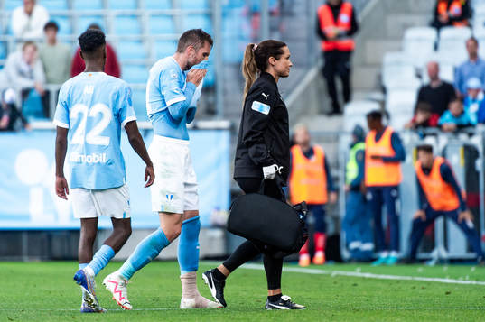Malmö FFs Lasse Nielsen lämnar planen skadad