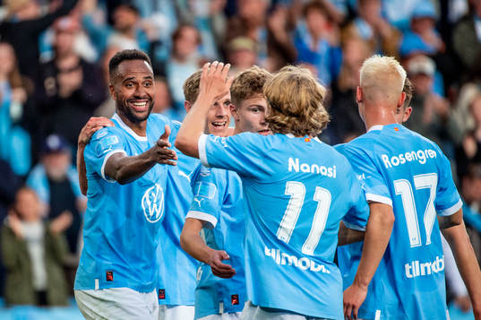 Malmö FFs Isaac Kiese Thelin jublar med lagkamraterna