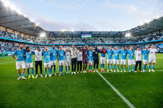 Malmö FFs spelare jublar med supportrarna