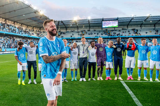 Malmö FFs Pontus Jansson jublar med lagkamraterna och