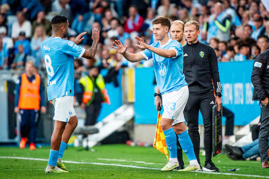 Malmö FFs Sergio Pena går ut och in kommer Lasse Berg