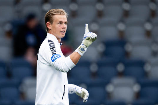 Sirius målvakt Jakob Tånnander värmer upp