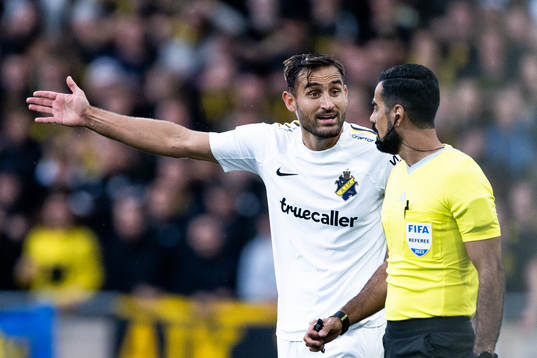 AIKs Alexander Milosevic diskuterar med domare Mohammed