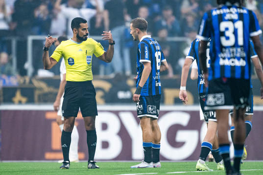 Domare Mohammed Al-Hakim diskuterar med Sirius Adam Vikman