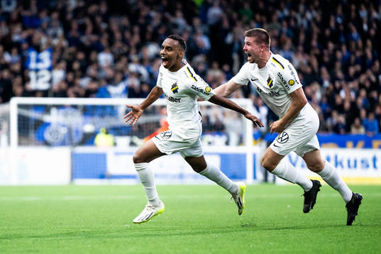 AIKs Bilal Hussein och Mads Døhr Thychosen  jublar