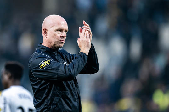 AIKs tränare Henning Berg jublar