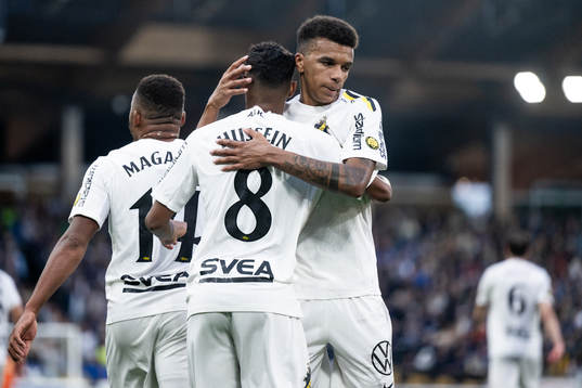AIKs Bilal Hussein och Rui Modesto jublar