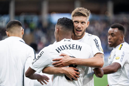 AIKs Bilal Hussein och Anton Salétros jublar