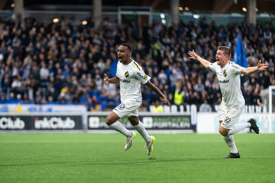 AIKs Bilal Hussein jublar med Mads Døhr Thychosen