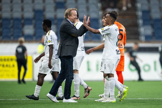 s pressansvarige Stefan Mellerborg jublar med Bilal Hussein