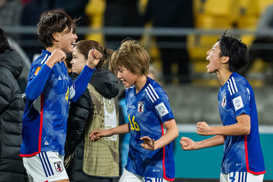 Saki Kumagai and Honoka Hayashi celebrate with Riko Ueki of