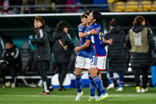 Hinata Miyazawa celebrates with Riko Ueki of Japan