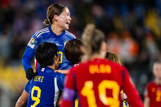 Fuka Nagano celebrates with Hinata Miyazawa of Japan