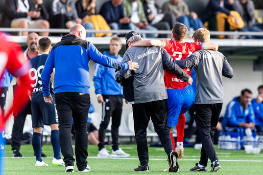 Helsingborgs Pavle Vagic lämnar planen skadad