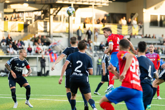 Helsingborgs Thomas Rogne nickar in 1-1