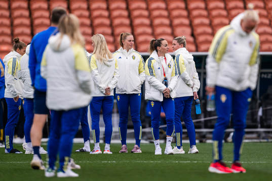goalkeeper Tove Enblom, Kosovare Asllani and Olivia Schough