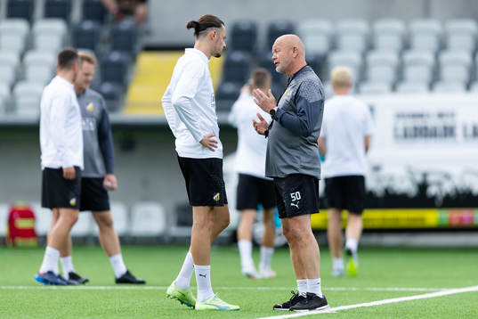 Amor Layouni and Per-Mathias Høgmo, head coach of Häcken