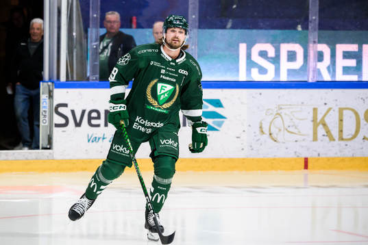 Färjestads Linus Johansson visar upp det nya matchstället